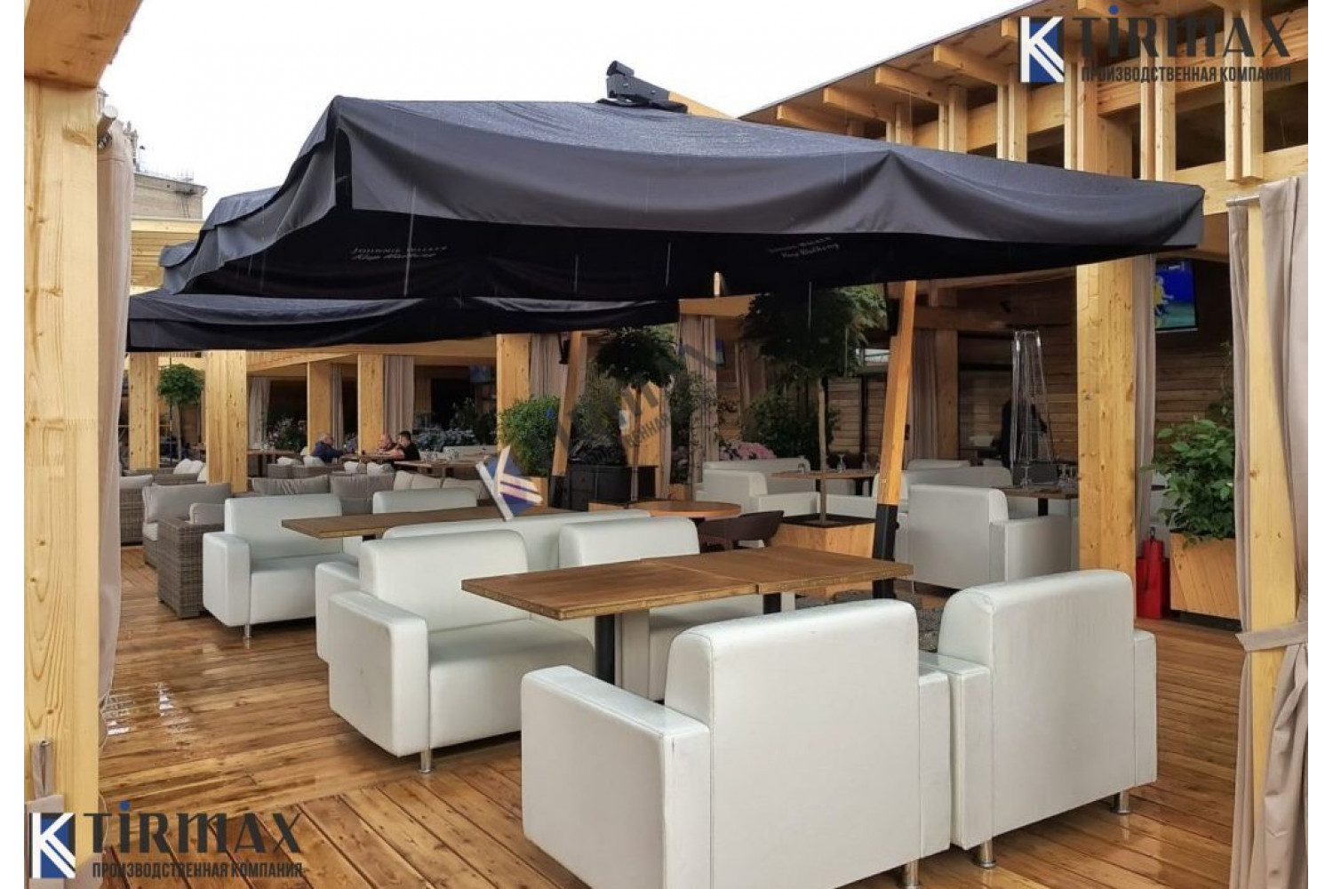 Брендированные зонты с размерами купола 4х4 метра и с боковой опорой на деревянной стойке для ресторана “WOW” (Novikov Group), расположенного на Кутузовском проспекте.