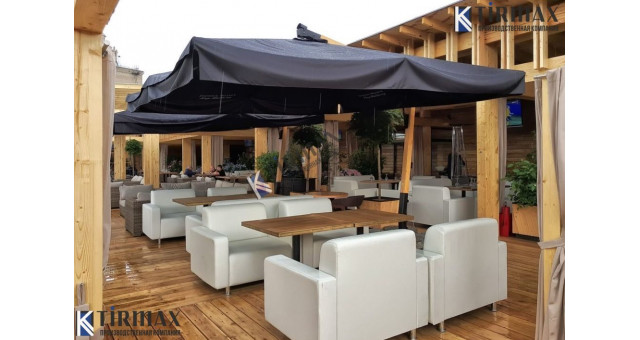 Брендированные зонты с размерами купола 4х4 метра и с боковой опорой на деревянной стойке для ресторана “WOW” (Novikov Group), расположенного на Кутузовском проспекте.